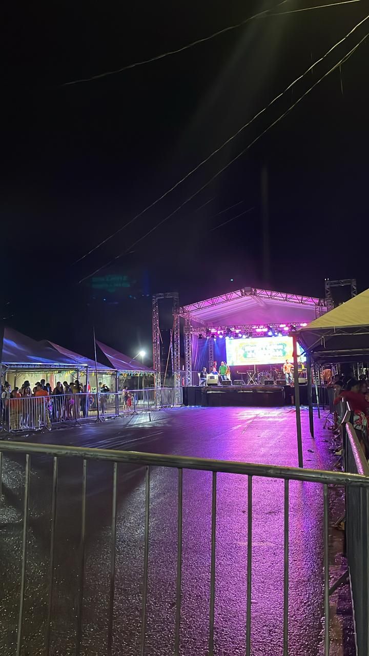 Palco em operação noturna — Forrozão da Anchieta 2026